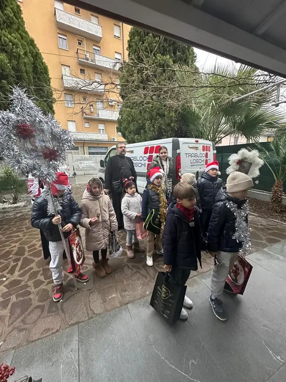 Colindători de Nașterea Domnului în ograda enoriașilor