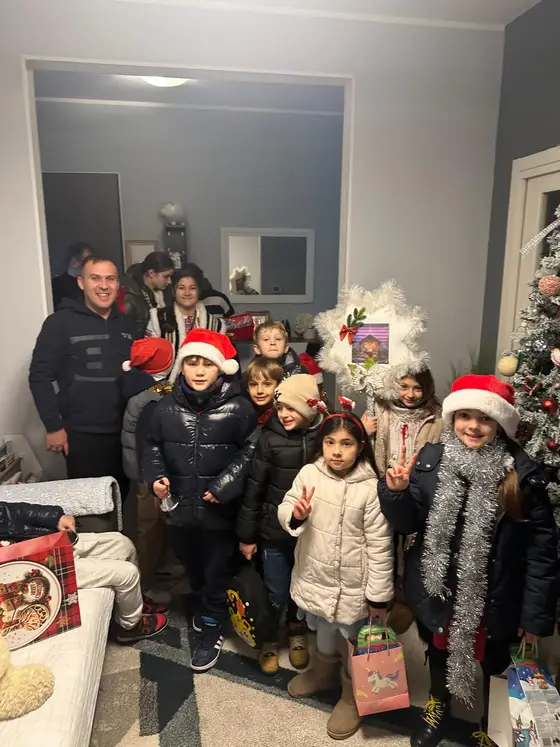 Colindători de Nașterea Domnului în casa enoriașilor