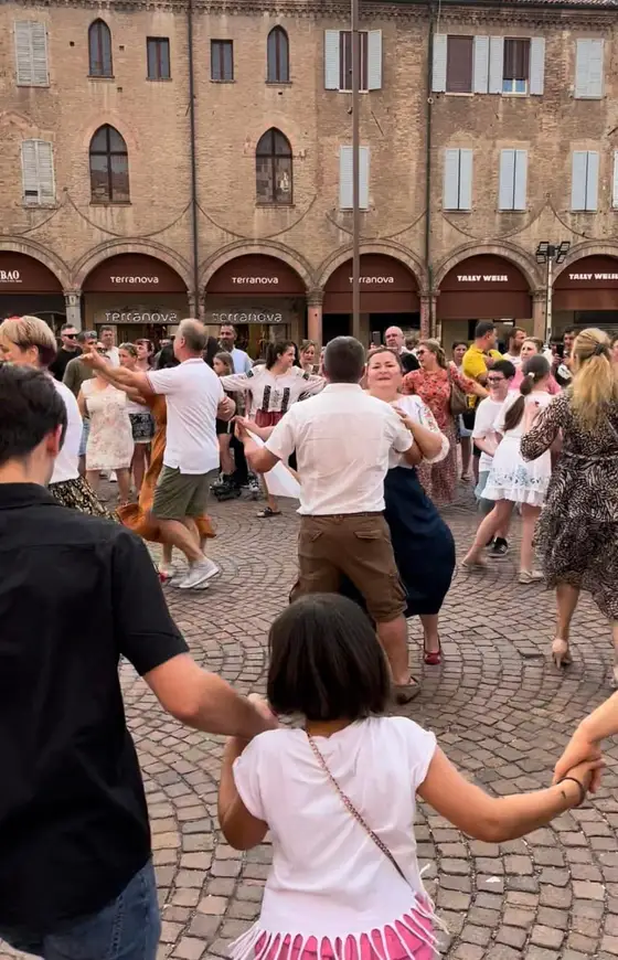 Oameni care dansează de ziua naționalităților