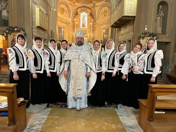 Parohul împreună cu corul în zi de sărbătoare