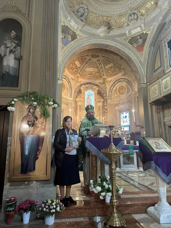 Parohul felicită un enoriaș cu ocazia zilei de naștere