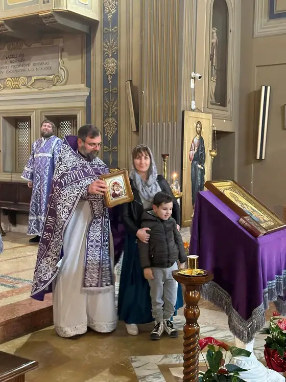 Parohul felicită un enoriaș cu ocazia zilei de naștere