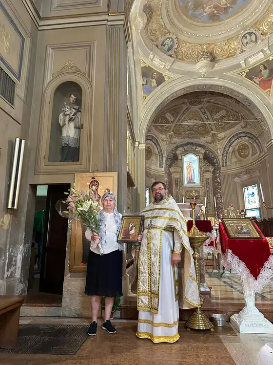 Parohul felicită un enoriaș cu ocazia zilei de naștere