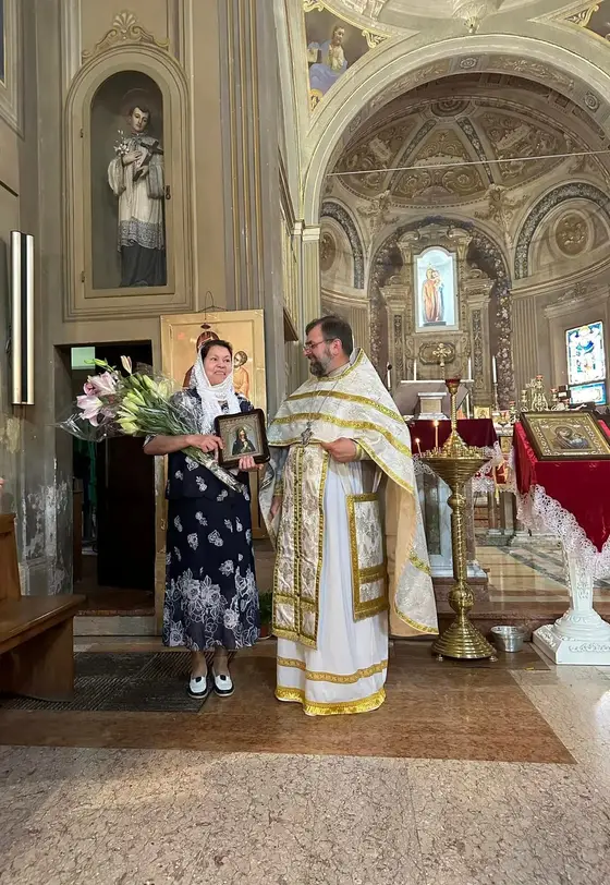 Parohul felicită un enoriaș cu ocazia zilei de naștere