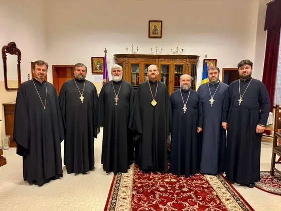 Episcopul, protopopii și clerul parohiei