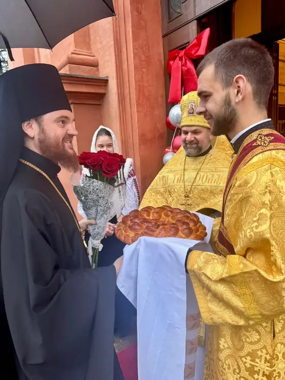 Întâmpinarea episcopului de către paroh în ziua hramului