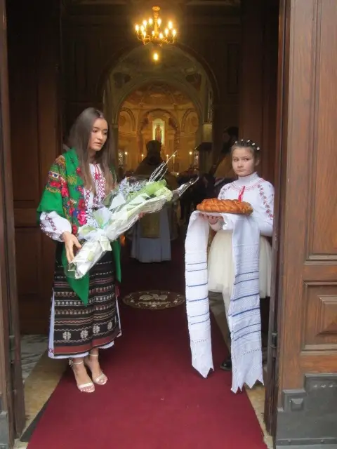Întâmpinarea episcopului de către enoriași în ziua hramului