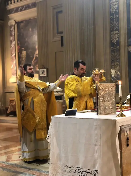 Serviciul liturgic oficiat de parohul Arcadie Porcescu