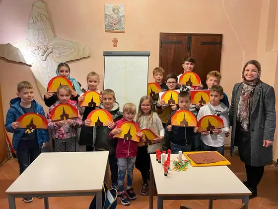 Elevii școlii de cateheză după o lecție