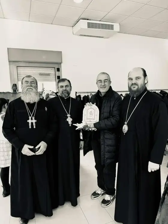 Parohul din Praga, parohul din Carpi, preotul catolic local și episcopul ortodox